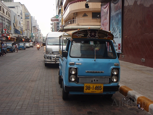 Hat Yai tuktuk.JPG - �^�N�V�[�@�K�����O�ɒl�i����